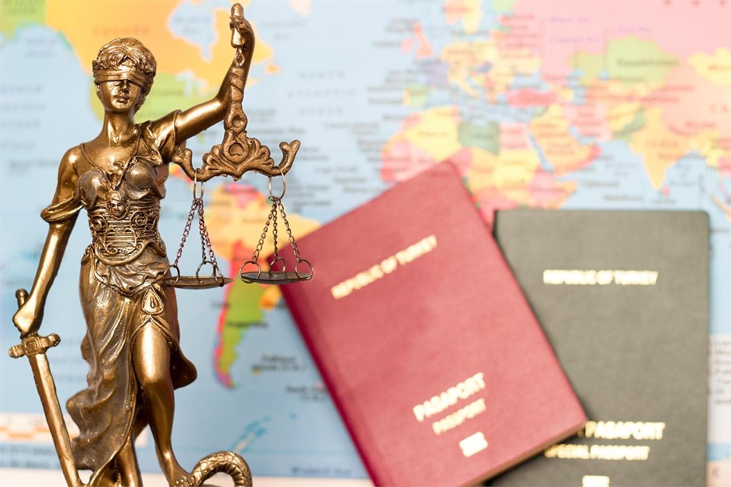 ¿Qué le pasa a una persona inmigrante que no tiene papeles si lo pillan?