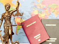 ¿Qué le pasa a una persona inmigrante que no tiene papeles si lo pillan?